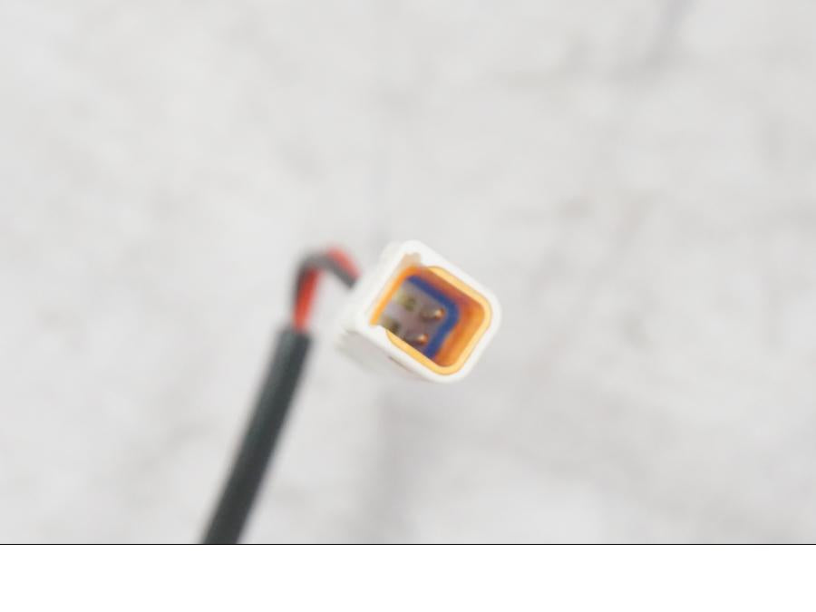 Snett uppifrån på Temperatursensor från en KTM 1290 Super Duke R -2022 motorcykel.