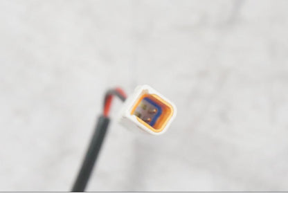 Snett uppifrån på Temperatursensor från en KTM 1290 Super Duke R -2022 motorcykel.