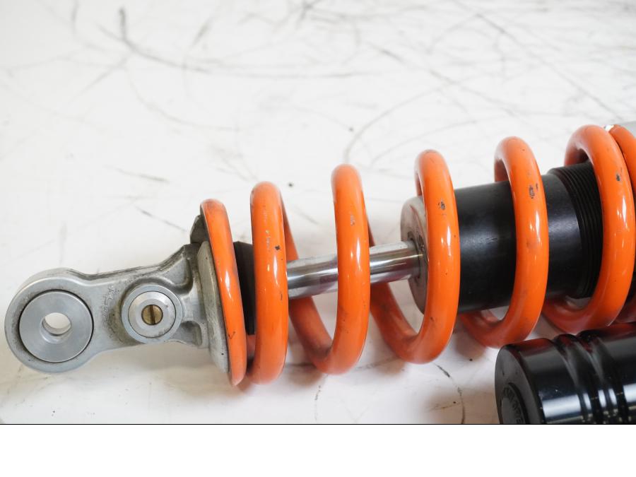 Vänster sida på Stötdämpare från en KTM RC8 -2009 motorcykel.