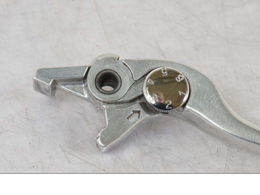 Baksidan på Bromsgrepp från en Suzuki VL 800 -2002 motorcykel.