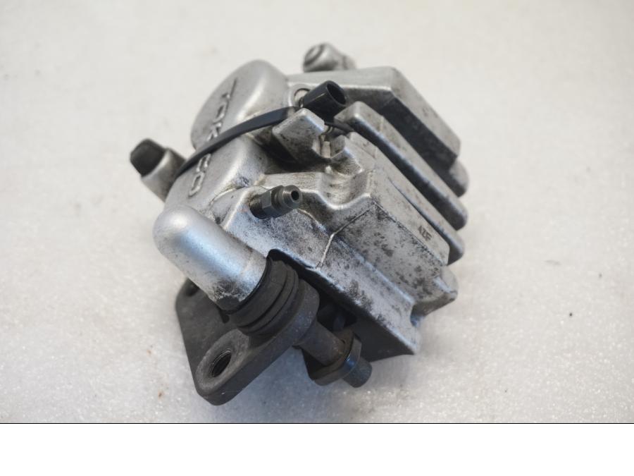 Baksidan på Bromsok från en Suzuki VL 800 -2004 motorcykel.