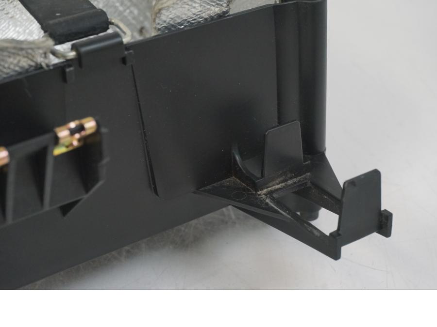 Vänster sida på Batterihållare från en Yamaha YZF 1000 R1 -2007 motorcykel.