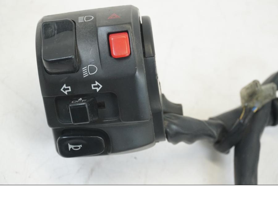 Baksidan på Styrelreglage från en Yamaha YZF 1000 R1 -2004 motorcykel.