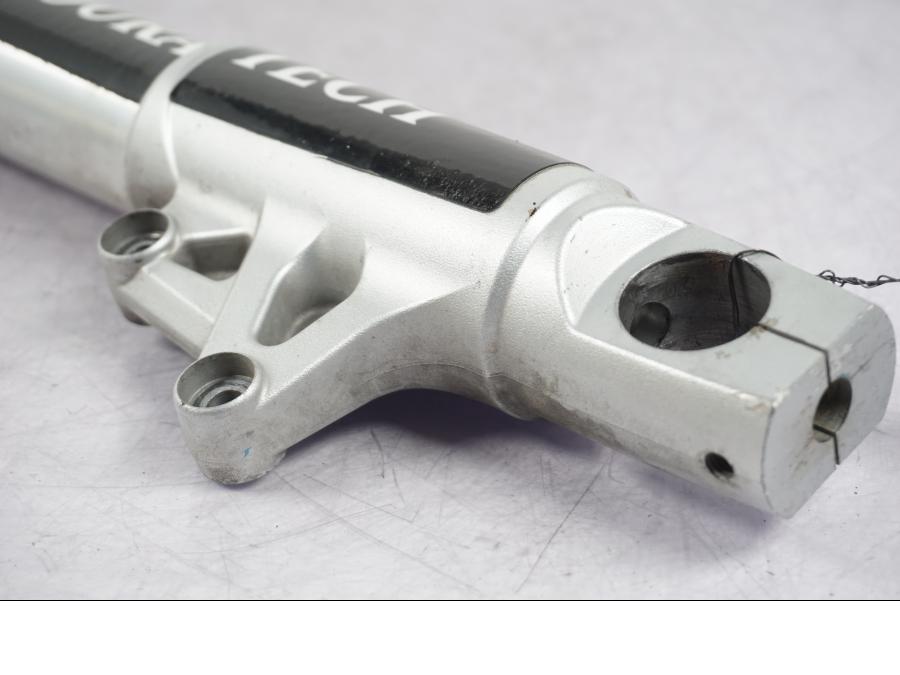 Baksidan på Gaffelben från en BMW R 1200 GS -2005 motorcykel.