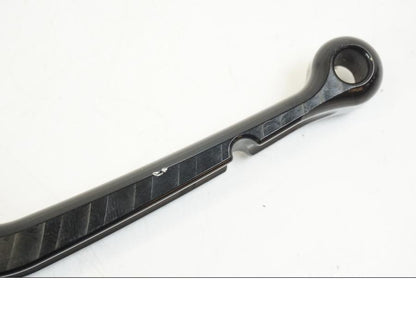 Snett nerifrån på Broms och kopplingsgrepp från en Ducati Streetfighter S -2011 motorcykel.