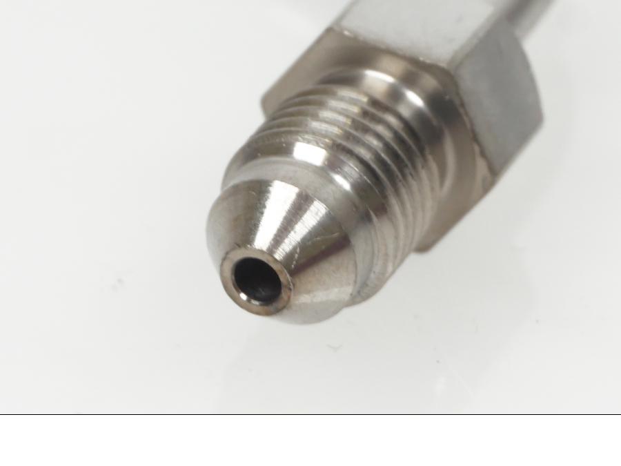 Snett nerifrån på Bromsledning från en H-D Harley diverse -2021 motorcykel.