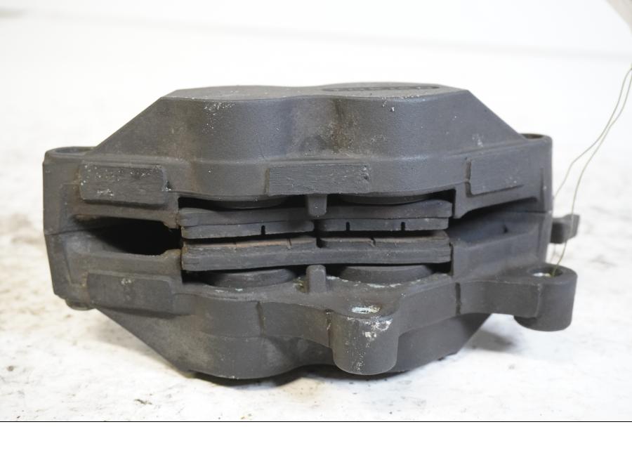 Höger sida på Bromsok från en BMW R 850 R -2004 motorcykel.