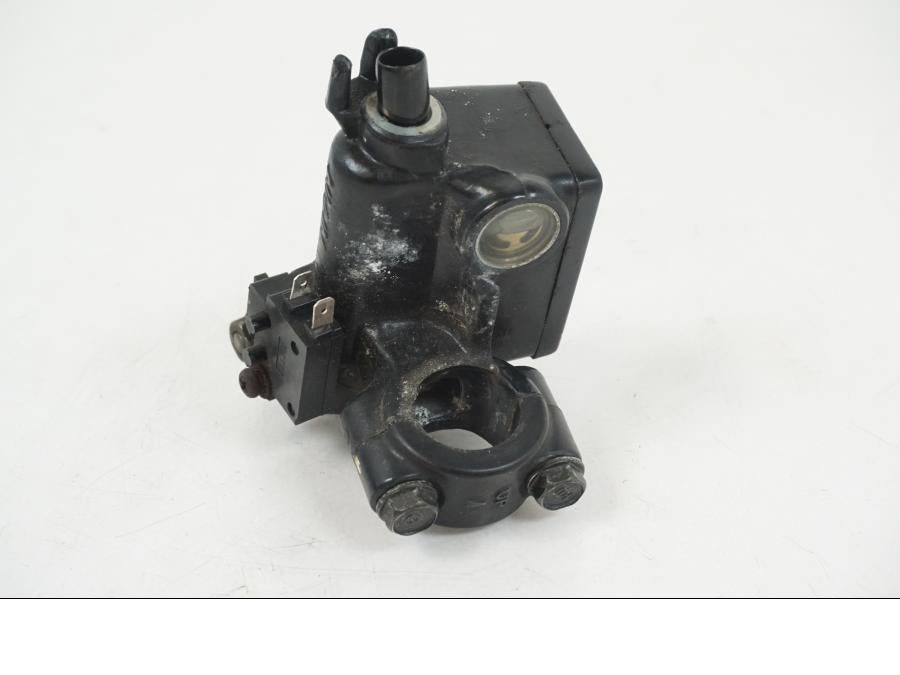 Snett uppifrån på Bromshuvudcylinder från en Honda CBR 125 R -2006 motorcykel.