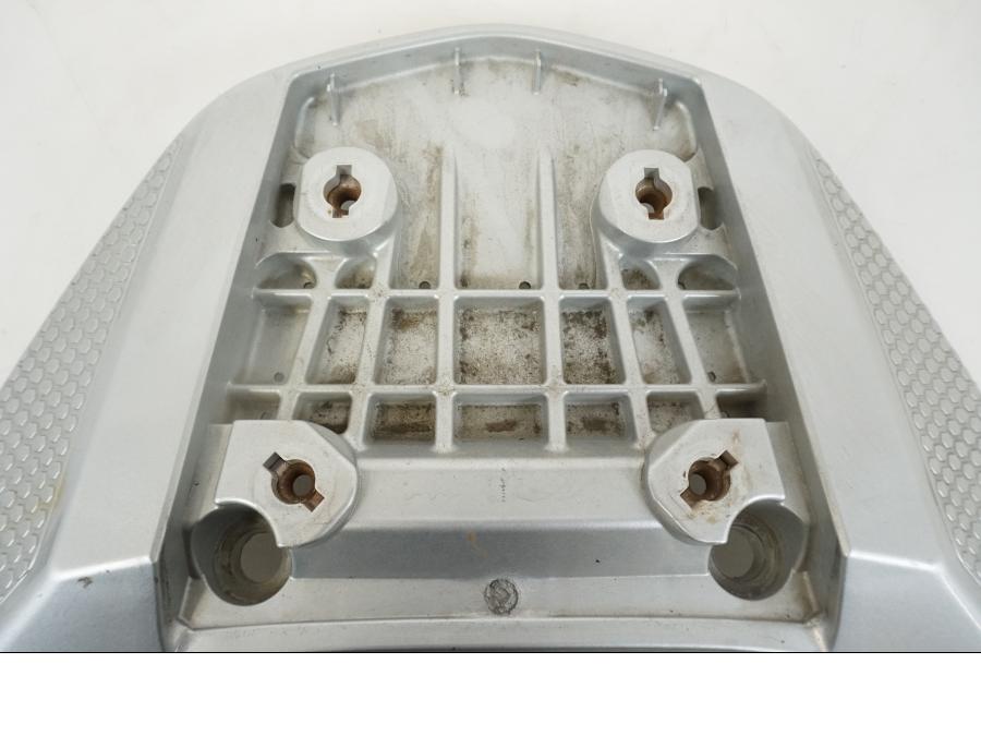 Höger sida på Pakethållare från en Honda XL 1000 V -2008 motorcykel.