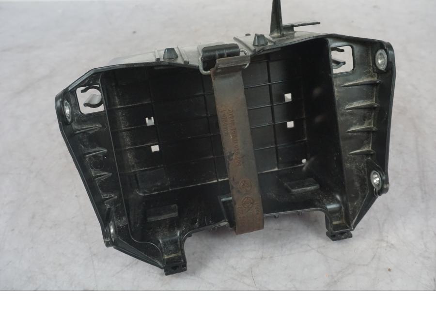 Höger sida på Batterihållare från en KTM 1290 Super Adventure S -2022 motorcykel.