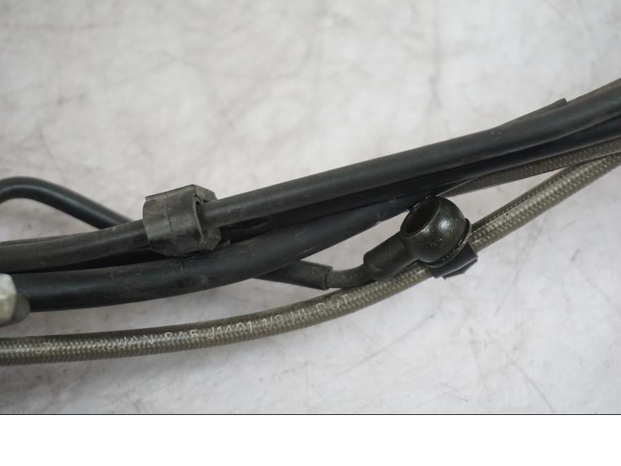 Höger sida på Bromsledning från en Triumph Tiger -2009 motorcykel.