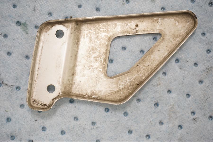 Baksidan på Fotpinnehälskydd från en Suzuki TL 1000 S -1997 motorcykel.