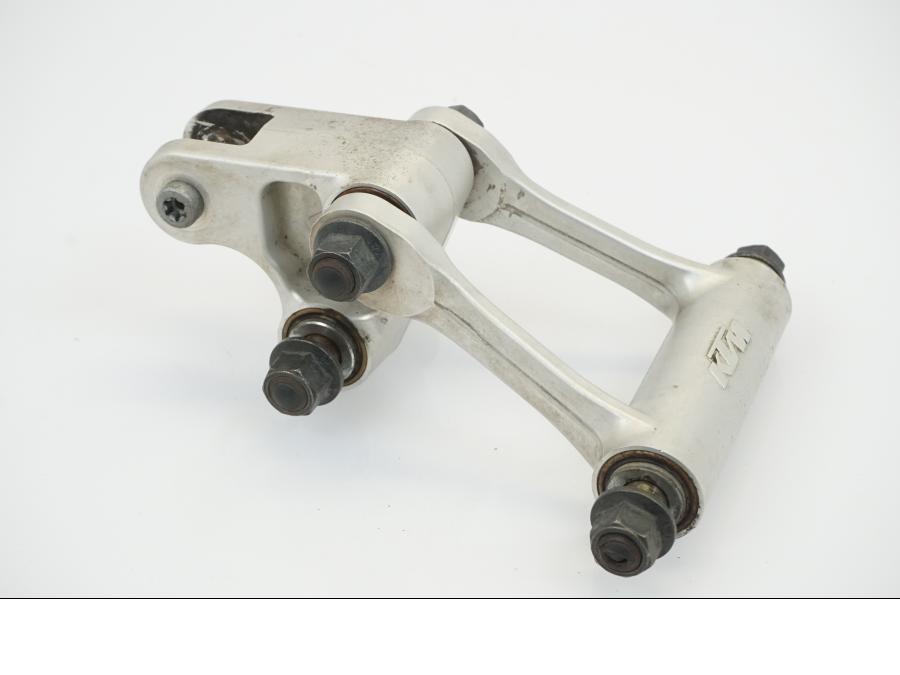 Snett nerifrån på Stötdämparlänkage från en KTM 690 Duke -2012 motorcykel.