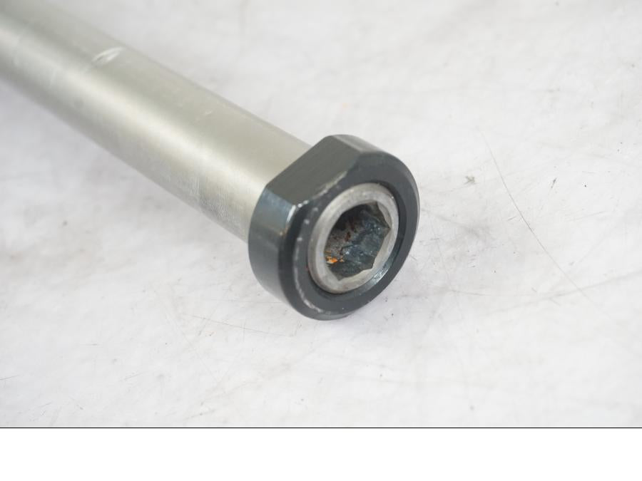 Vänster sida på Axel från en KTM 1290 Super Adventure S -2022 motorcykel.