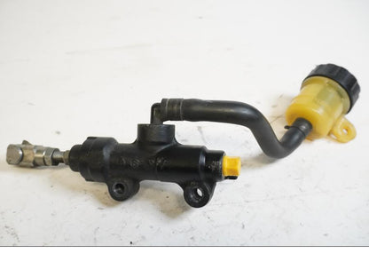 Framsidan på Bromshuvudcylinder från en Triumph Street Triple R -2009 motorcykel.