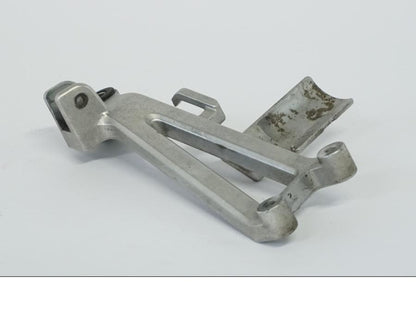 Baksidan på Fotpinnefäste från en Honda CBR 600 -1998 motorcykel.