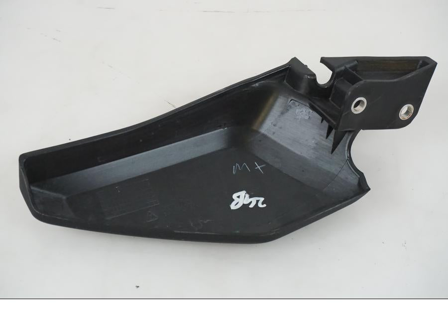 Baksidan på Bensintankskåpa från en H-D Adventure Pan America Special RA1250S -2021 motorcykel.