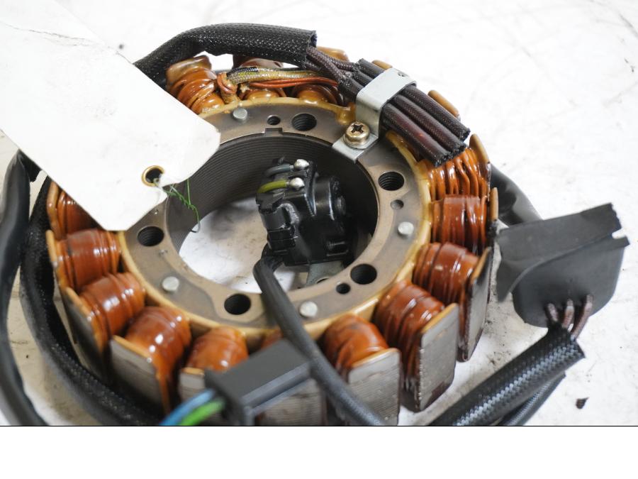 Baksidan på Generator från en Suzuki VL 800 -2001 motorcykel.