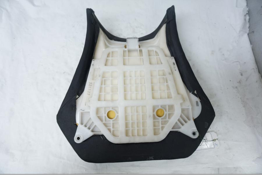 Snett uppifrån på Sadel från en Yamaha YZF 1000 R1 -2001 motorcykel.