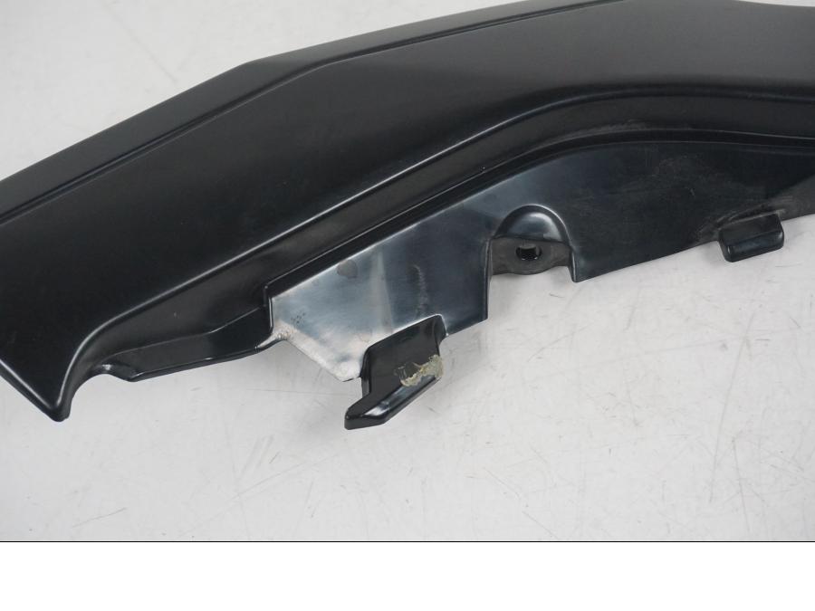 Snett nerifrån på Sidopanel från en Kawasaki ER-6F -2016 motorcykel.