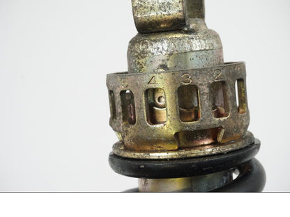 Snett uppifrån på <p>Stötdämpare från Suzuki GSX-R 600 Corona 2000.</p>

<p>Okej skick, justerbar. C/C mått: ca 300mm.</p> motorcykel.