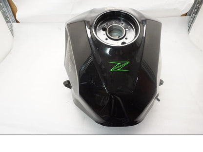 Höger sida på Bensintank från en Kawasaki Z 400 -2020 motorcykel.