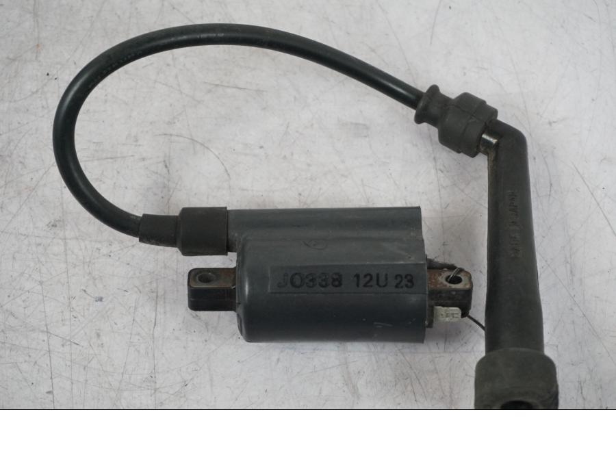 Vänster sida på Tändspole från en Suzuki VZ 800 -2000 motorcykel.