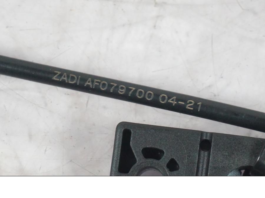 Snett uppifrån på Sadellåsmekanism från en KTM 1290 Super Duke R -2022 motorcykel.