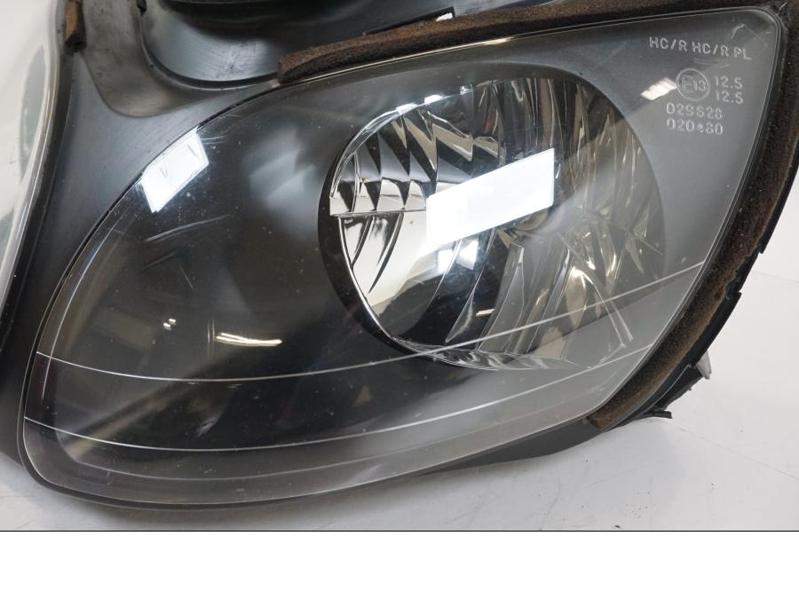 Vänster sida på Strålkastare från en Kawasaki ZX-12R -2000 motorcykel.