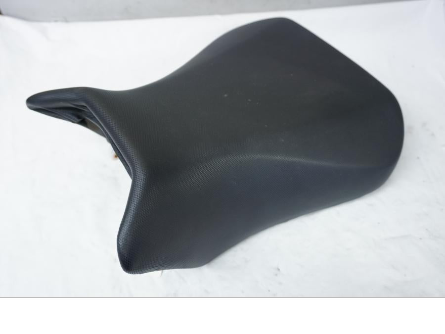 Baksidan på Sadel från en Suzuki SV 650 -2003 motorcykel.