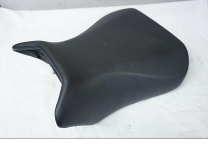 Baksidan på Sadel från en Suzuki SV 650 -2003 motorcykel.