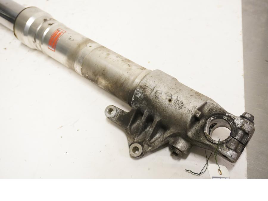 Baksidan på Gaffelben från en Honda CBR 900 RR -1997 motorcykel.