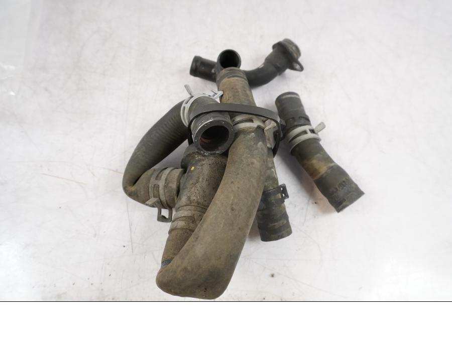 Framsidan på Vattenkyl Slang Set från en KTM 125 Duke -2017 motorcykel.