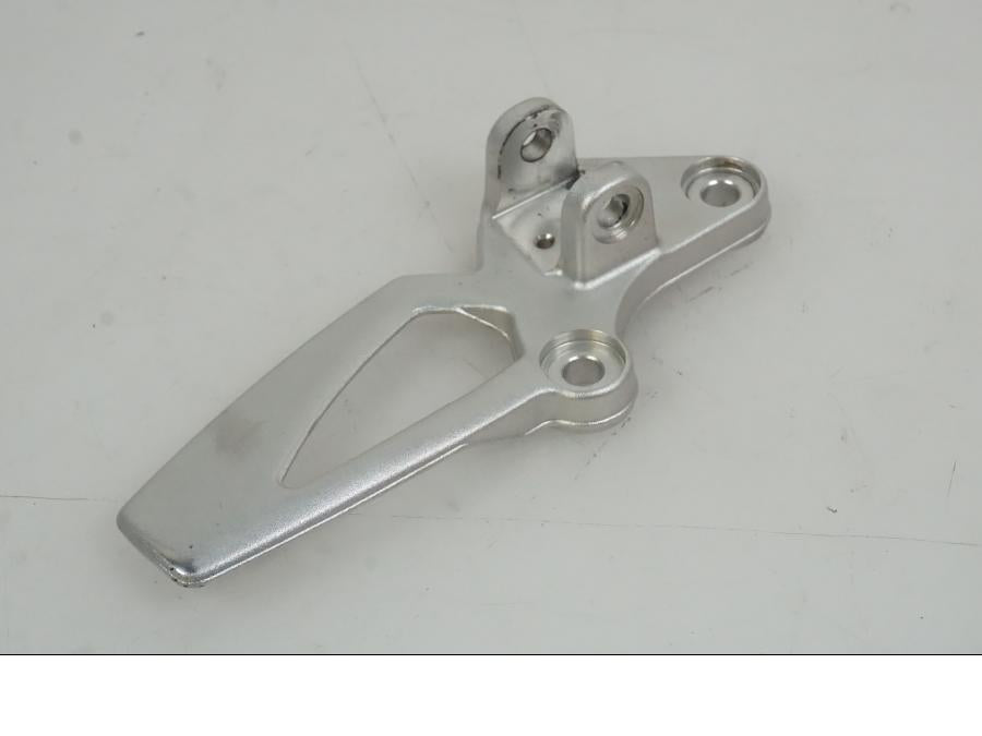 Framsidan på Fotpinnefäste från en BMW R Ninet -2017 motorcykel.