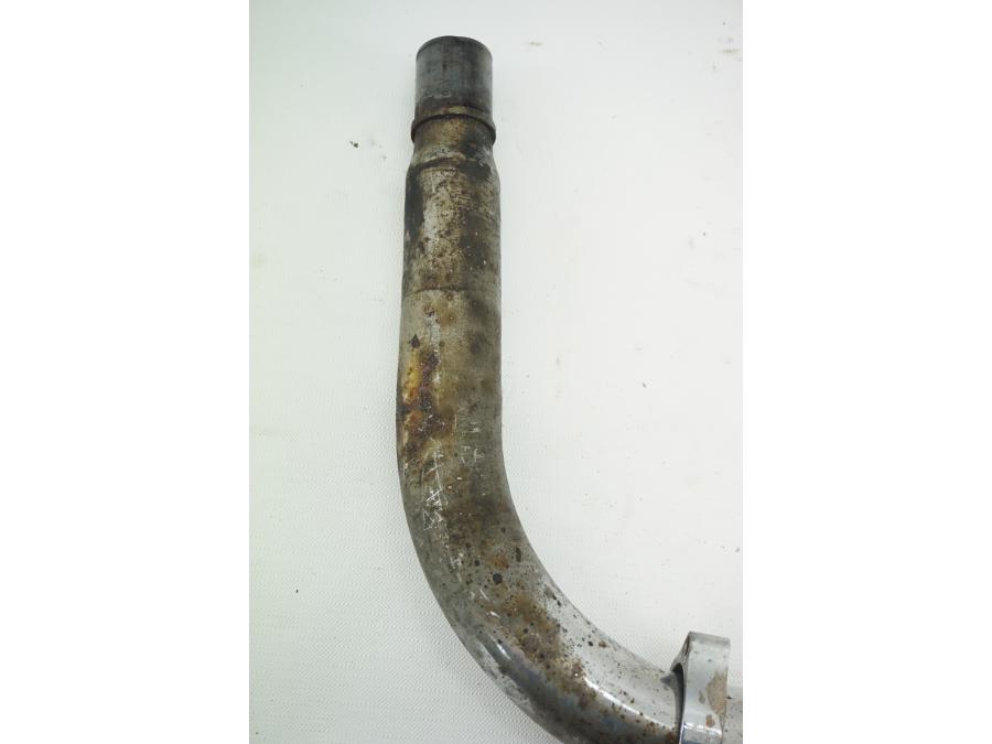 Vänster sida på Grenrör från en Suzuki VS 1400 -2001 motorcykel.