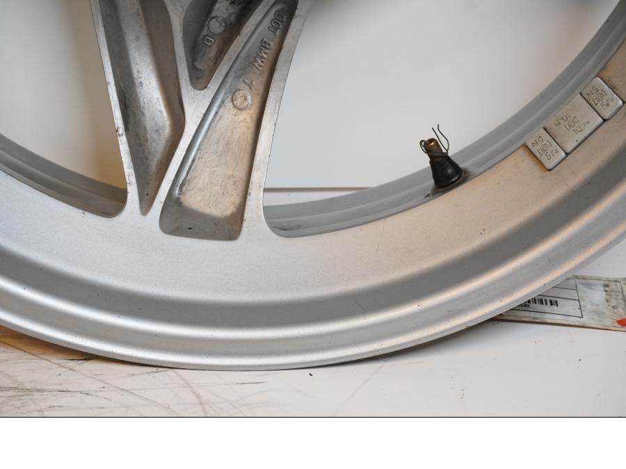 Extrabild2 på Fälg från en BMW F 650 CS -2002 motorcykel.