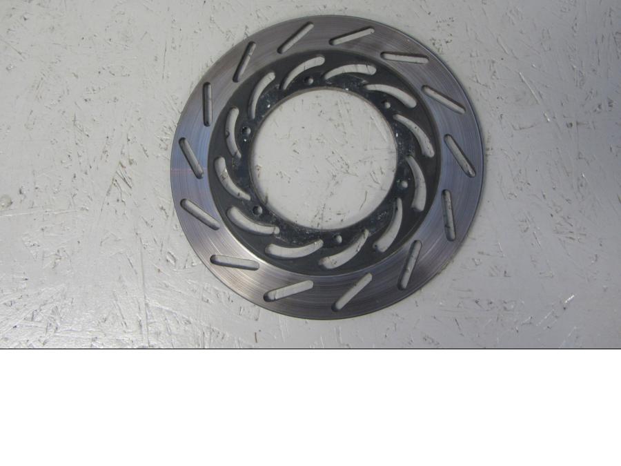 Framsidan på Bromsskiva från en Yamaha XVS 1100 -2002 motorcykel.