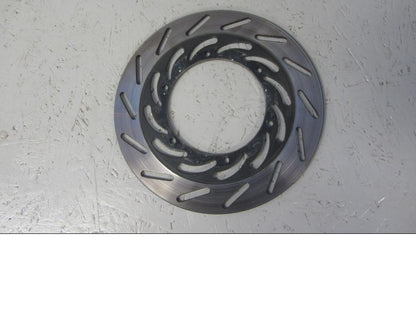 Framsidan på Bromsskiva från en Yamaha XVS 1100 -2002 motorcykel.