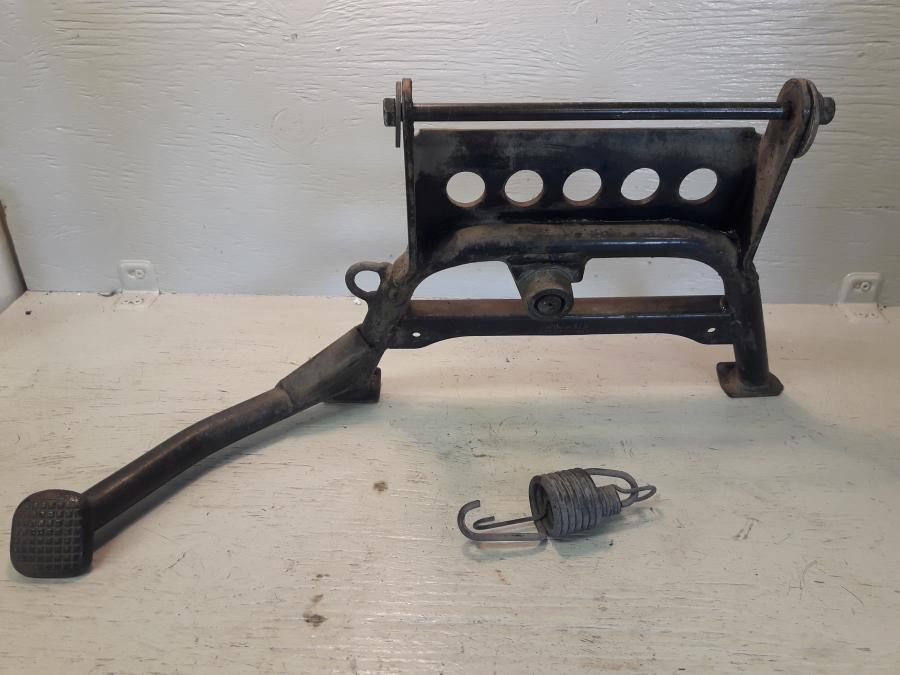 Baksidan på Centralstöd från en Yamaha Cygnus -2007 motorcykel.