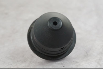 Snett uppifrån på Bensintanksavluftare från en Buell 1125 R -2008 motorcykel.