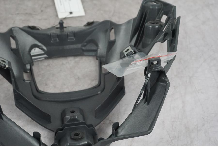 Vänster sida på Strålkastarsarg från en Yamaha MT-09 -2024 motorcykel.