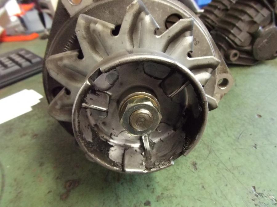 Baksidan på Generator från en BMW K 75 -1986 motorcykel.