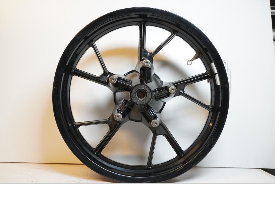 Framsidan på Fälg från en BMW F 700 GS -2014 motorcykel.