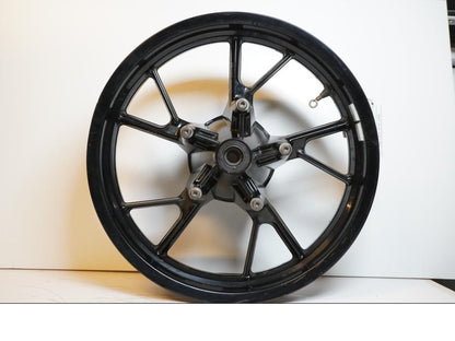 Framsidan på Fälg från en BMW F 700 GS -2014 motorcykel.