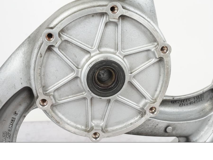 Baksidan på Fälg från en Honda NT 650 V -2002 motorcykel.