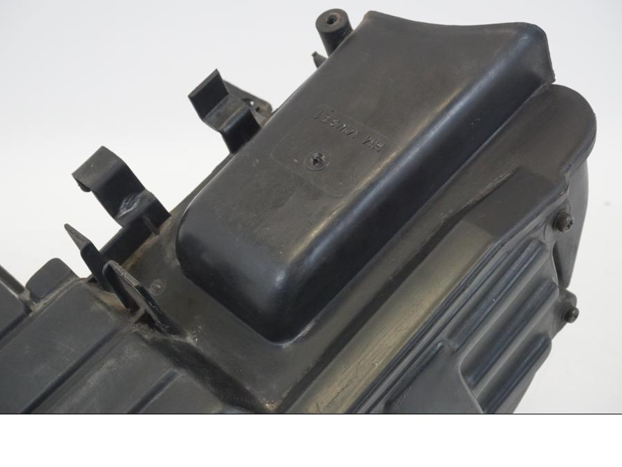 Vänster sida på Luftburk från en Honda CB 750 -2002 motorcykel.