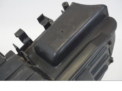 Vänster sida på Luftburk från en Honda CB 750 -2002 motorcykel.
