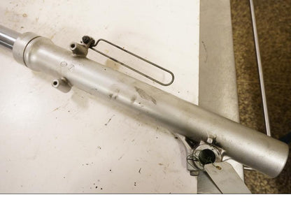 Snett uppifrån på Gaffelben från en Suzuki DR 650 -1993 motorcykel.