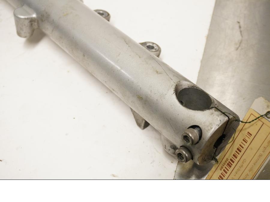 Baksidan på Gaffelben från en Triumph America -2004 motorcykel.