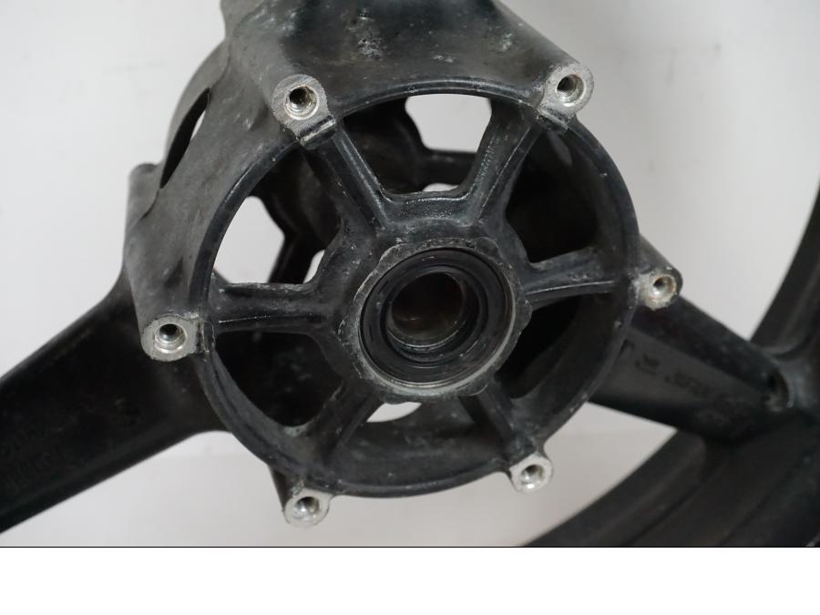 Höger sida på Fälg från en Yamaha YZF 1000 R1 -2002 motorcykel.